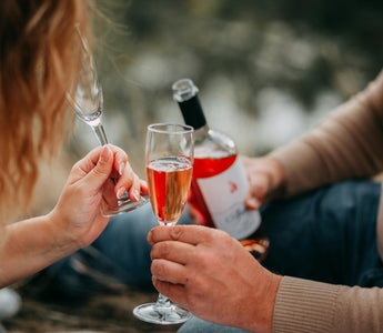 couple qui bois du vin pour la Saint-Valentin