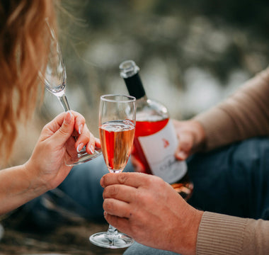 couple qui bois du vin pour la Saint-Valentin